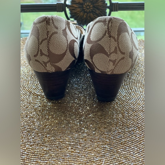 Coach Khaki Sig CC Pattern Close
Toe Wedge Dress Shoes w/Gold CC
Hardware - Picture 11 of 12